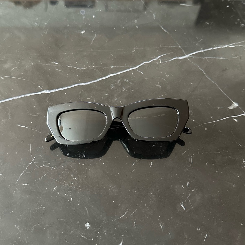 Banbé Sunglasses with Modern Cat-Eye Effect - Picture 2 of 4